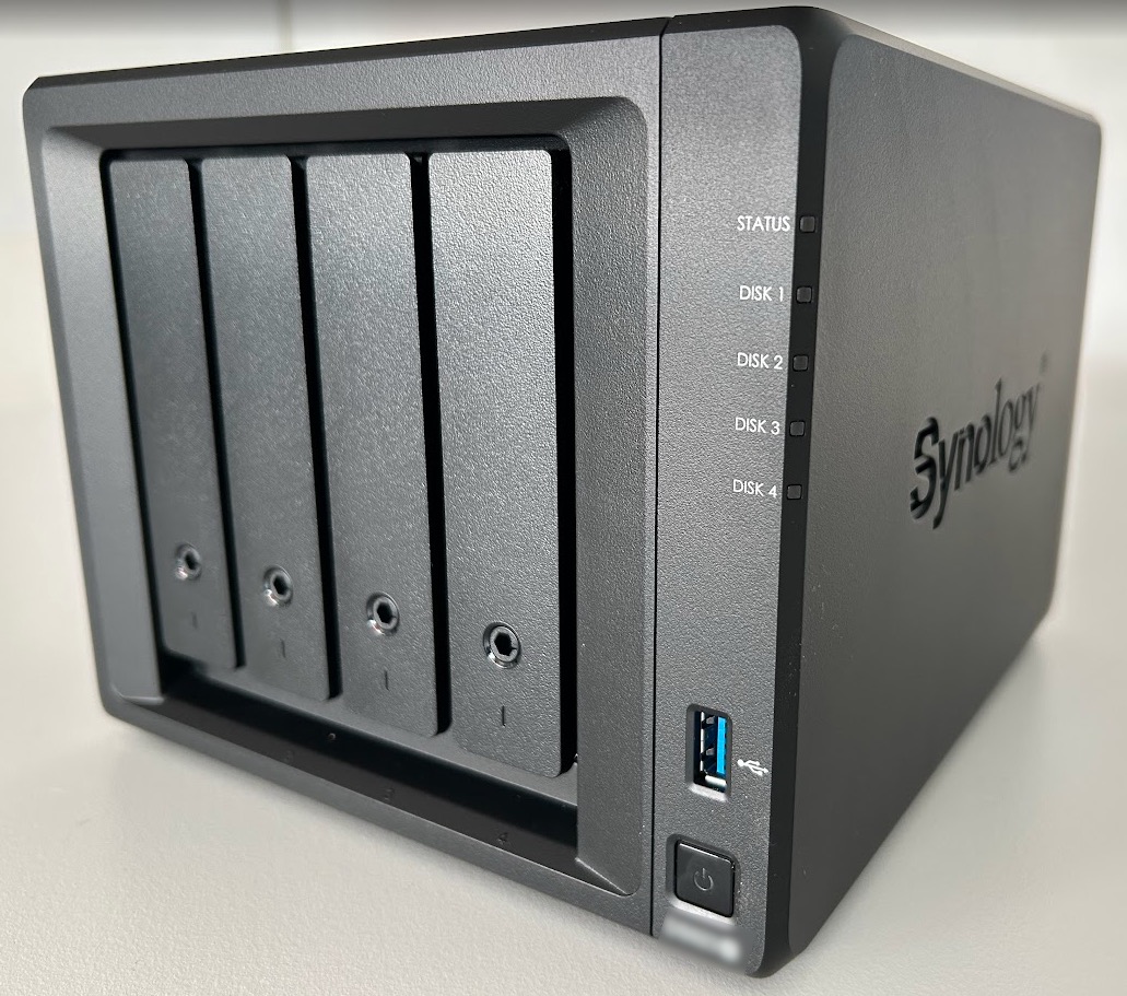 Mehrere Festplatten symbolisieren die 3-2-1-Backup-Regel – redundante Datensicherung für Unternehmen